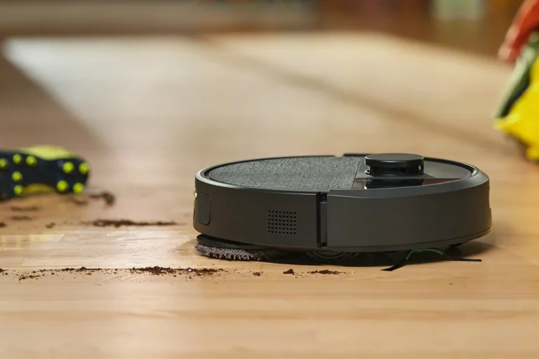 Imagen del Roomba Plus 505 limpiando