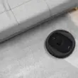 Imagen del Conga 7490 aspirando una alfombra