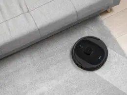 Imagen del Conga 7490 aspirando una alfombra