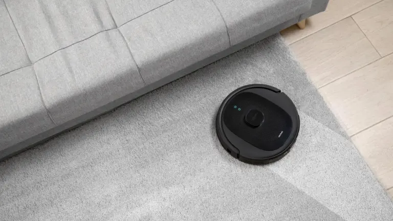 Imagen del Conga 7490 aspirando una alfombra