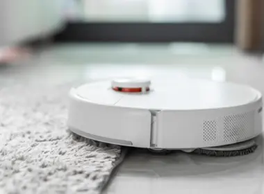 Imagen de un robot aspirador pasando encima de una alfombra